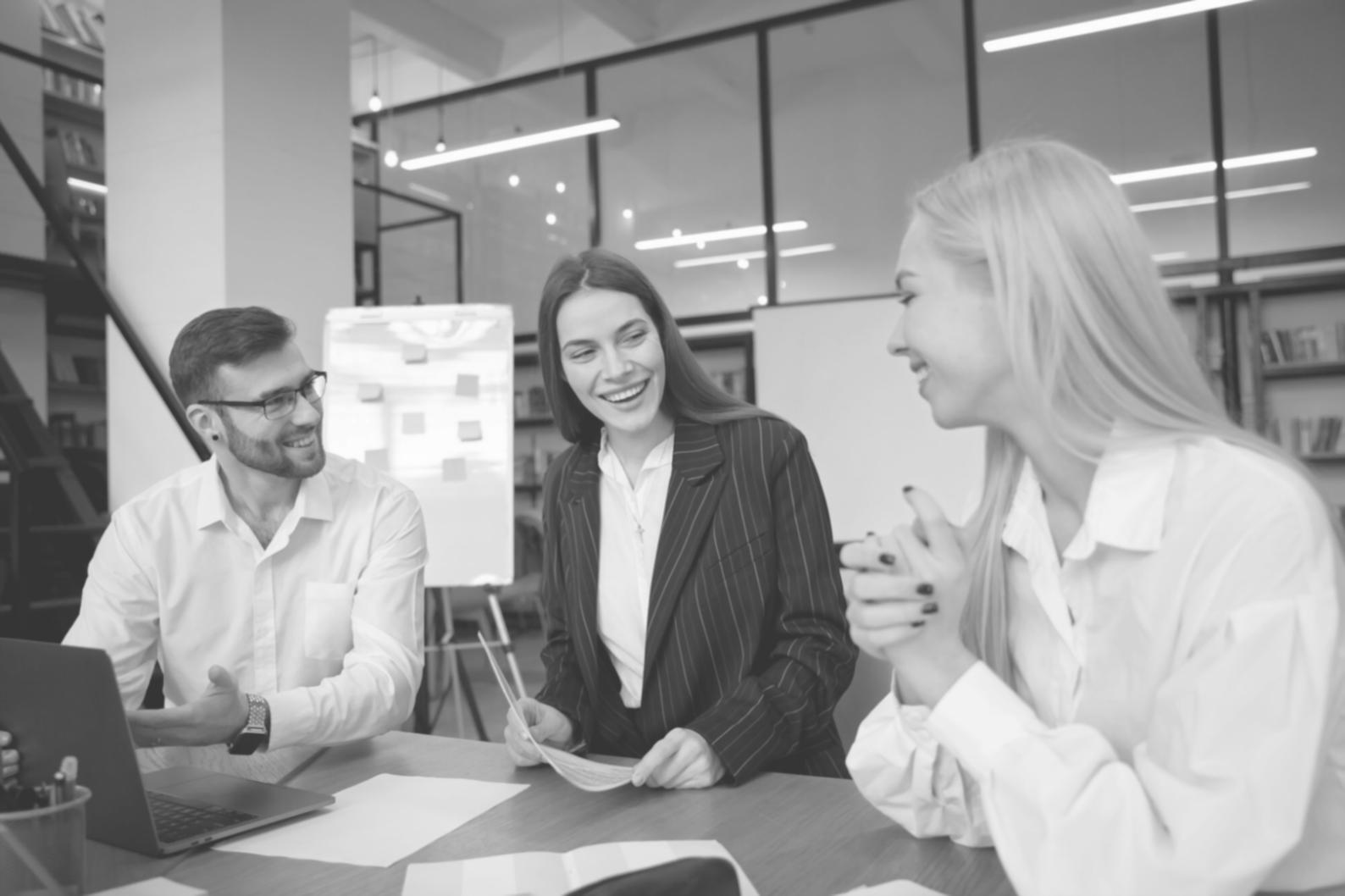 Análisis financiero en acción - equipo salorvexa trabajando con datos empresariales