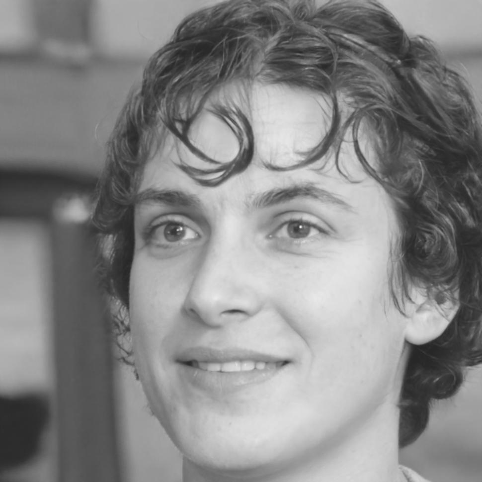 Retrato profesional de Andrés Moreno